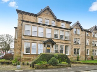 2 bedroom penthouse for sale in Valley Drive, Harrogate, HG2