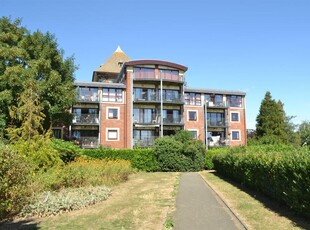 2 bedroom penthouse for sale in Waterhouse Gardens, 30 West Hill Road, Luton, LU1