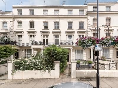 2 bedroom property to let in Clarendon Gardens, London, W9.