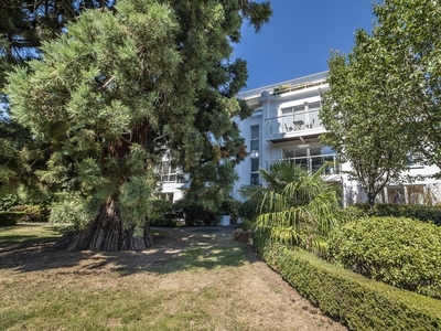 2 bedroom property to let in High Trees, SW19