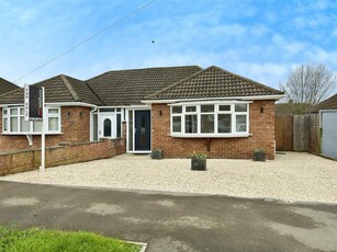 2 bedroom semi-detached bungalow for sale in Crawford Close, Leamington Spa, CV32