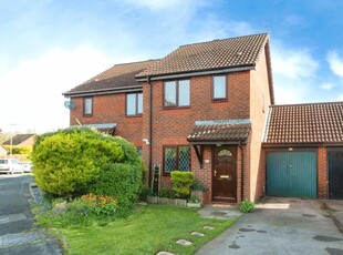 2 bedroom semi-detached house for sale in Balmoral Way, Basingstoke, Hampshire, RG22