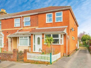 2 bedroom terraced house for sale in Bay Road, Sholing, Southampton, SO19