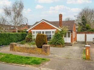 3 bedroom bungalow for sale in Orchard Drive, Park Street, St. Albans, Hertfordshire, AL2