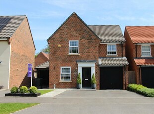 3 bedroom detached house for sale in Greenfield Avenue, Hessle, HU13