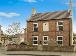 3 bedroom detached house for sale in Main Street, Hatfield Woodhouse, Doncaster, South Yorkshire, DN7
