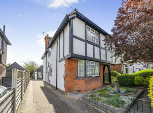 3 bedroom detached house for sale in Worplesdon Road, Guildford, GU2