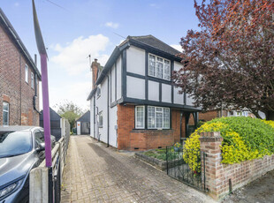 3 bedroom detached house for sale in Worplesdon Road, Guildford, Surrey, GU2