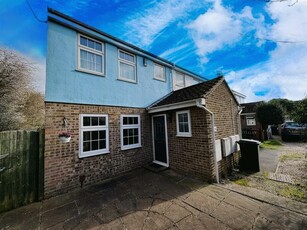 3 bedroom end of terrace house for sale in Cawkwell Close, Chelmsford, CM2