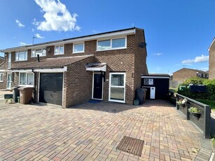 3 bedroom end of terrace house for sale in Lupin Drive, Springfield, Chelmsford, CM1