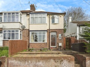 3 bedroom end of terrace house for sale in Milton Road, Luton, Bedfordshire, LU1