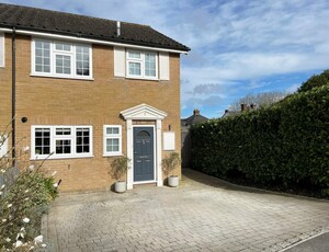 3 bedroom end of terrace house for sale in Regalfield Close, Guildford, GU2