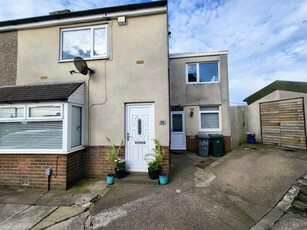 3 bedroom end of terrace house for sale in Ryefields Avenue, Quarmby, Huddersfield, HD3