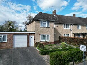 3 bedroom end of terrace house for sale in Southdown Road, Emmer Green, RG4