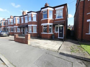 3 bedroom end of terrace house for sale in Wensley Avenue, Hull, HU6