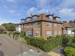 3 bedroom flat for sale in Cassius Drive, St. Albans, Hertfordshire, AL3