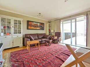 3 bedroom flat for sale in Rookwood Court, Guildford, GU2