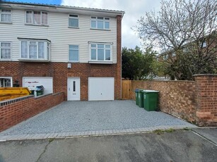 3 bedroom house for rent in Glendale Way, Thamesmead, SE28