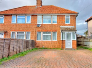 3 bedroom semi-detached house for sale in Heatherden Close, Reading, RG2