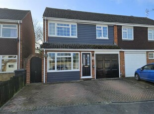3 bedroom semi-detached house for sale in Leach Close, Great Baddow, Chelmsford, CM2
