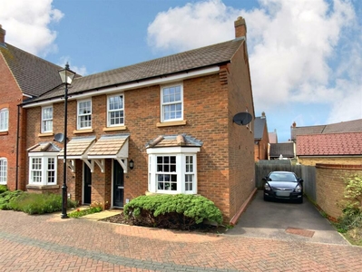 3 bedroom semi-detached house for sale in Oliver Close, Kempston, Bedford, MK42