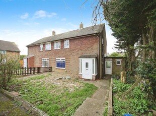 3 bedroom semi-detached house for sale in Richards Close, Luton, LU1