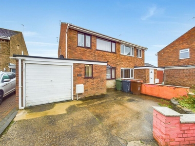 3 bedroom semi-detached house for sale in Snowdon Close, Lincoln, LN5