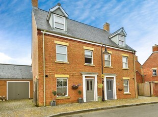 3 bedroom semi-detached house for sale in Trecastle Road - Wichelstowe, Swindon, SN1