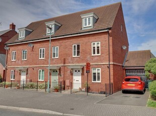 3 bedroom town house for sale in Yew Tree Road, Brockworth, Gloucester, GL3