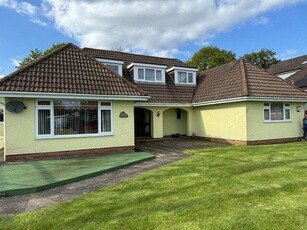 4 bedroom bungalow for sale in Upton Crescent, Nursling, Southampton, Hampshire, SO16