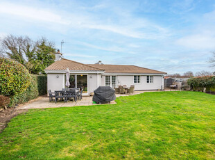 4 bedroom bungalow for sale in Wilkins Green Lane, Smallford, St. Albans, Hertfordshire, AL4