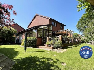 4 bedroom detached house for sale in A superb 4 bedroom family house, EX4