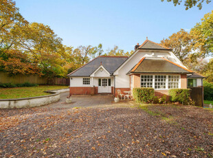 4 bedroom detached house for sale in Bassett Green Road, Chilworth, Southampton, Hampshire, SO16