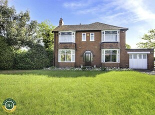 4 bedroom detached house for sale in Bawtry Road, Bessacarr, Doncaster, DN4