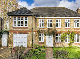 4 bedroom detached house for sale in Chaundrye Close, London, SE9