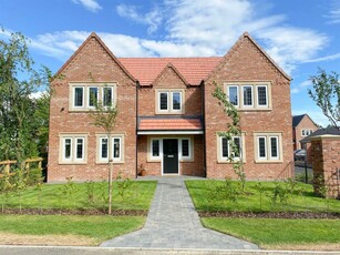 4 bedroom detached house for sale in Old Bawtry Road, Finningley, Doncaster, DN9