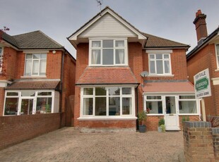 4 bedroom detached house for sale in Shirley Avenue, Southampton, SO15