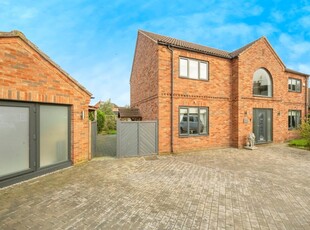 4 bedroom detached house for sale in South End, Thorne, Doncaster, DN8