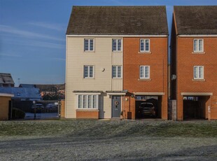 4 bedroom detached house for sale in Spring Avenue, Hampton Vale, Peterborough, PE7