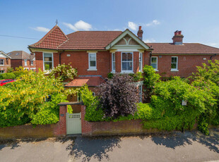 4 bedroom detached house for sale in Welbeck Avenue, Highfield, Southampton, Hampshire, SO17