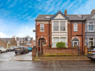 4 bedroom end of terrace house for sale in Amberley Road, Portsmouth, PO2