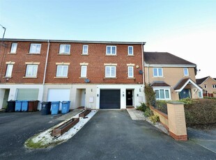 4 bedroom end of terrace house for sale in Haweswater Way, Kingswood, Hull, HU7