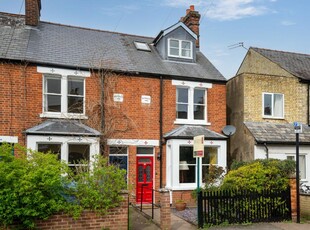 4 bedroom end of terrace house for sale in Oxford Road, Cambridge, CB4