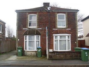 4 bedroom link detached house for rent in North Road, SO17