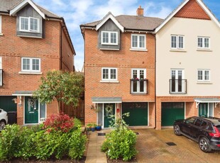 4 bedroom semi-detached house for sale in Frank Rosier Way, Tunbridge Wells, TN2