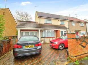 4 bedroom semi-detached house for sale in Linden Road, Reading, RG2