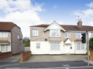4 bedroom semi-detached house for sale in Oxford Road, Stratton, Swindon, SN3