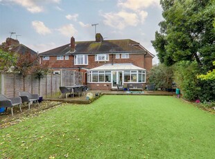 4 bedroom semi-detached house for sale in Rectory Gardens, Broadwater, Worthing, BN14