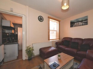 4 bedroom terraced house for sale in Blenheim Gardens, Reading, RG1