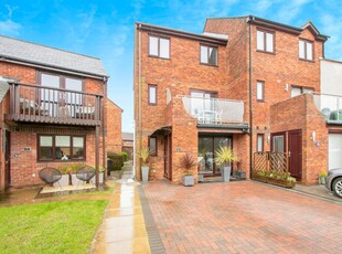 4 bedroom town house for sale in Catalina Drive, Poole, BH15